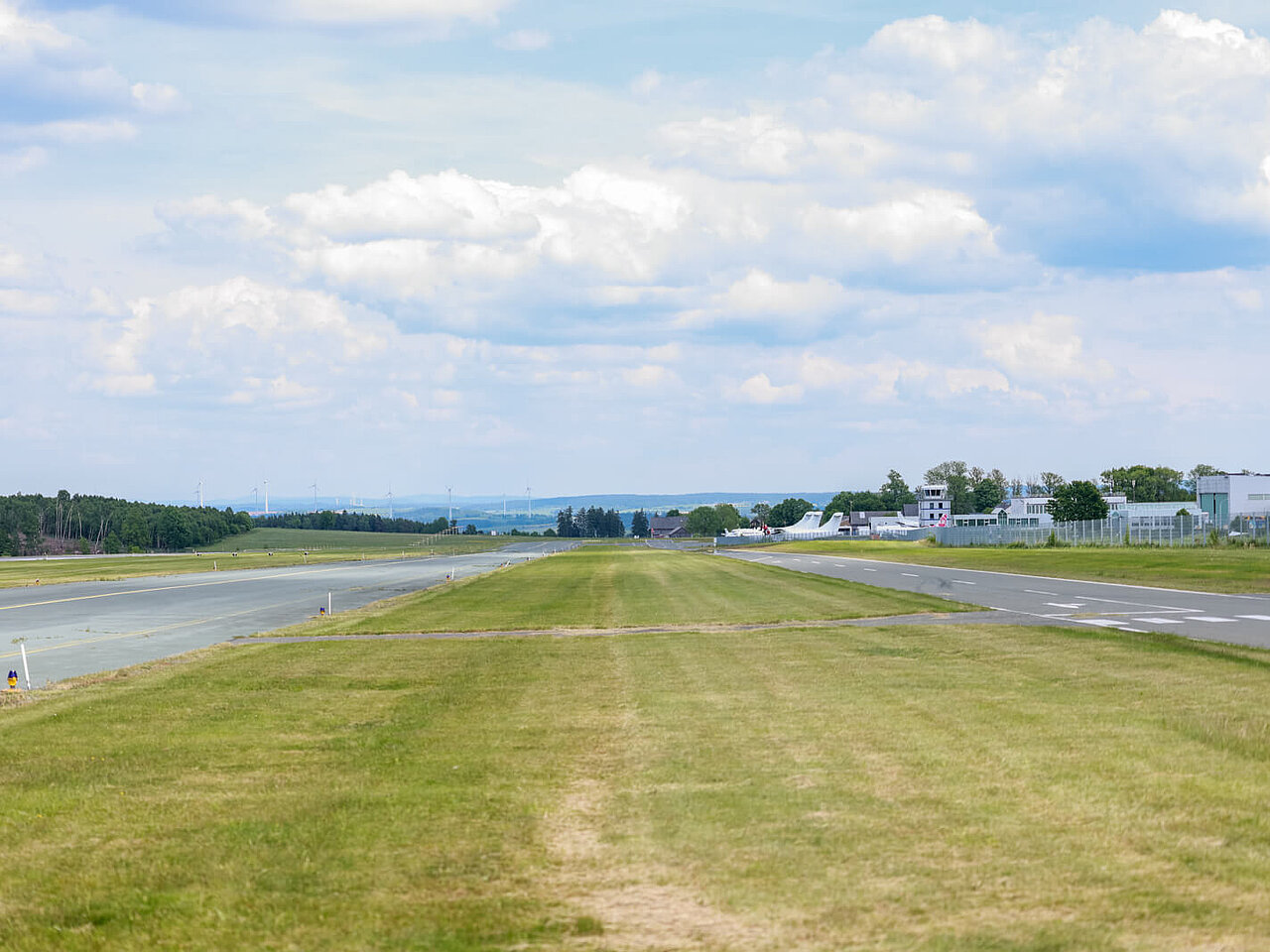Das Bild zeigt die Start- und Landebahn des Flughafen Hof-Plauen