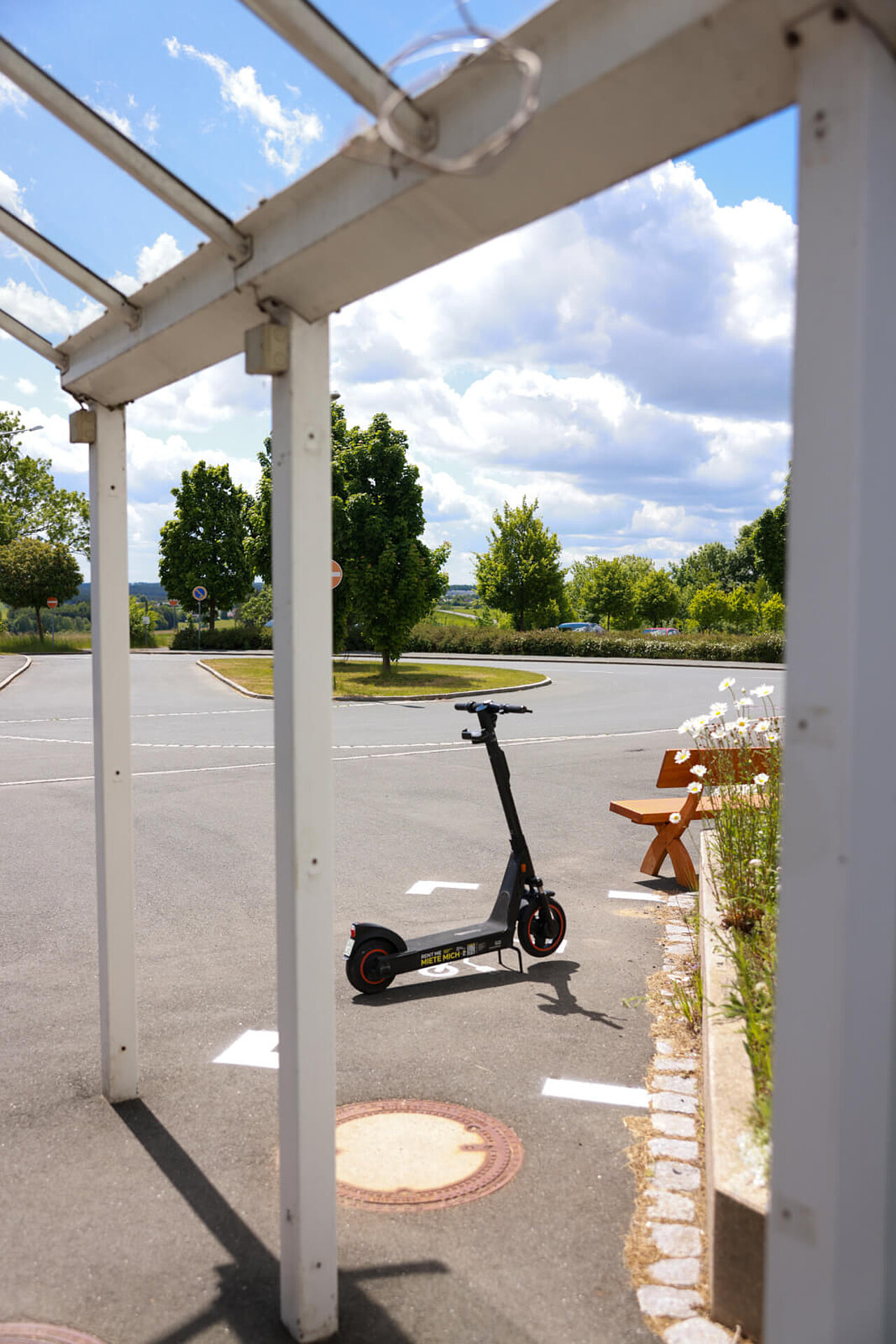 Das Bild zeigt einen E-Roller am Flughafen Hof-Plauen, welchen man mieten kann