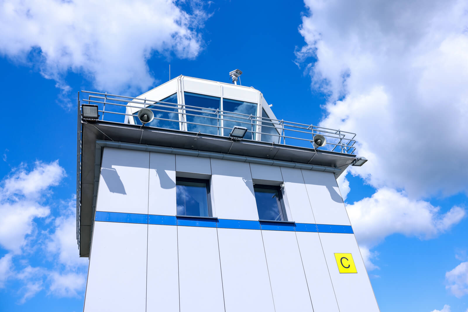 Das Bild zeigt den Tower des Flughafen Hof-Plauen