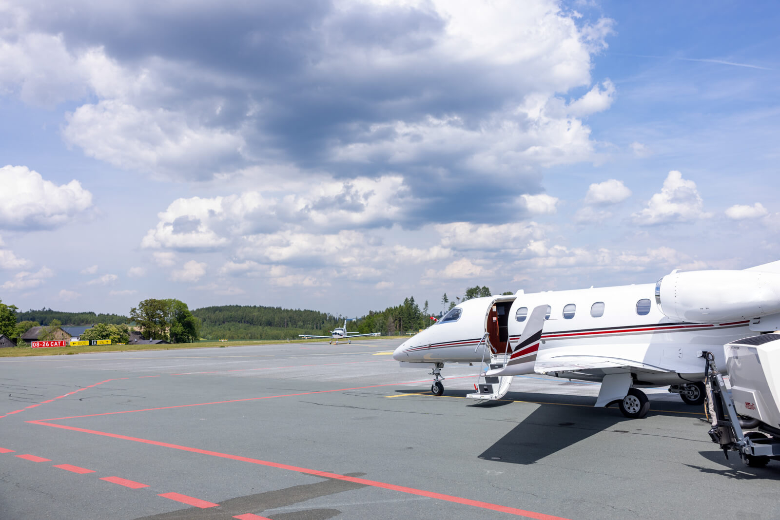 Das Bild zeigt ein kleines Passagierflugzeug am Flughafen Hof-Plauen für Charterflüge